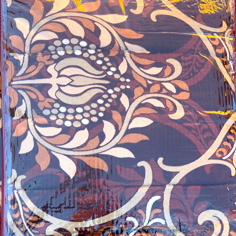 New King Blanket Cloris design. Bronw and white.